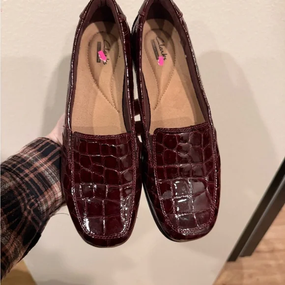 Clarks Burgundy Croc-Embossed Loafers 8.5 - Picture 2 of 6
